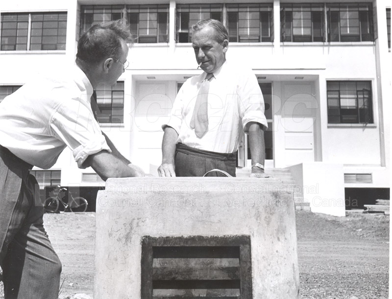 Dr. Steacie, Dr. I.E. Puddington Applied Chemistry Building no.32 1952 003