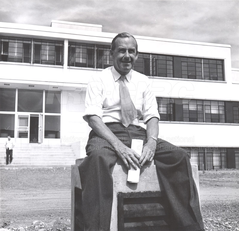 Dr. Steacie, Dr. I.E. Puddington Applied Chemistry Building no.32 1952 007