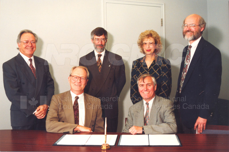 Memorandum of Understanding Signing NRC-CISTI and Agriculture & Agri-Food Canada 29 Aug. 1997 001