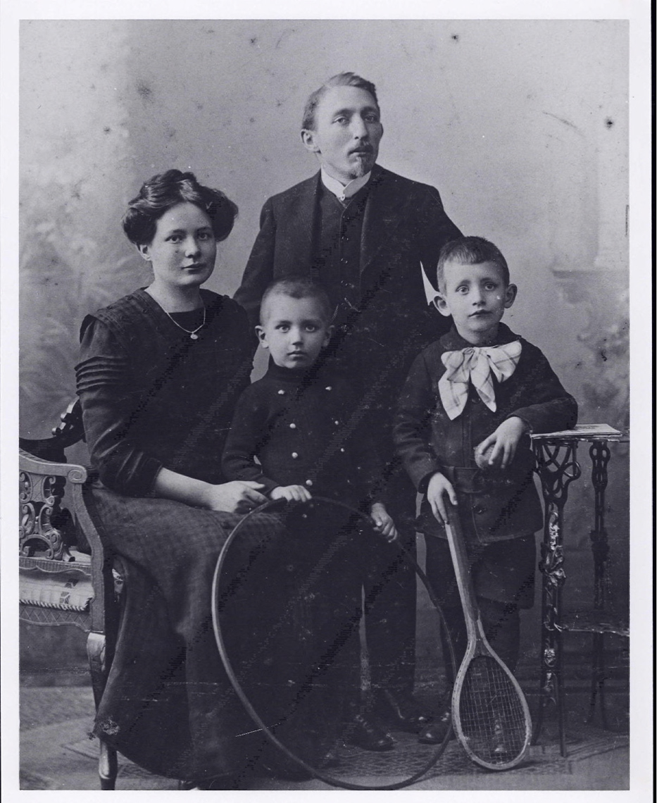 Tab 1: Gerhard  Herzberg with immediate family, age 7 years, Germany 1912
