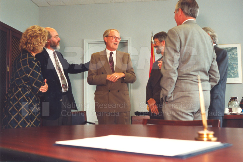 Memorandum of Understanding Signing NRC-CISTI and Agriculture & Agri-Food Canada 29 Aug. 1997 003