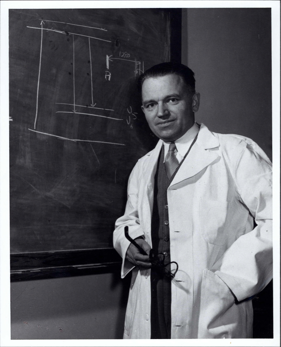 Tab 1: Gerhard Herzberg in lab coat at blackboard, photo 1