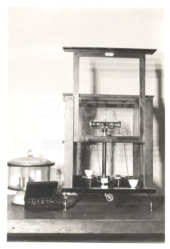 Early Laboratory Apparatus 1938 003