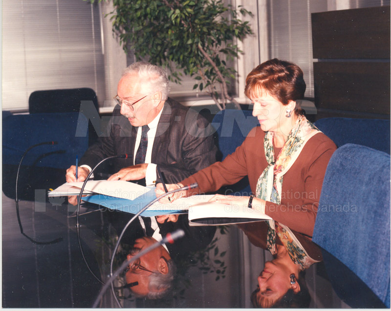 Signing of MOU by Dr. P.O. Perron of the NRC and Deputy Minister Lorette Goulet of the Federal Office of Regional Development, Feb. 15 1994 001