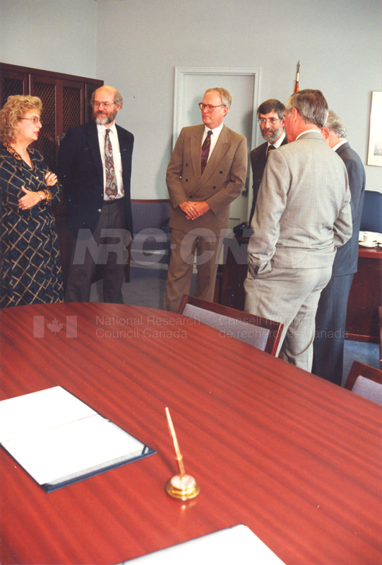 Memorandum of Understanding Signing NRC-CISTI and Agriculture & Agri-Food Canada 29 Aug. 1997 002