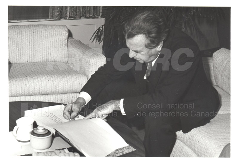 Services corporatifs - visite de l'ambassadeur français au lab d'hydraulique 1981 007