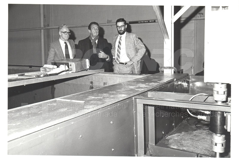 Services corporatifs - visite de l'ambassadeur français au lab d'hydraulique 1981 004