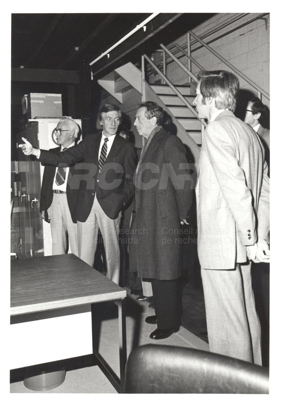 Services corporatifs - visite de l'ambassadeur français au lab d'hydraulique 1981 012