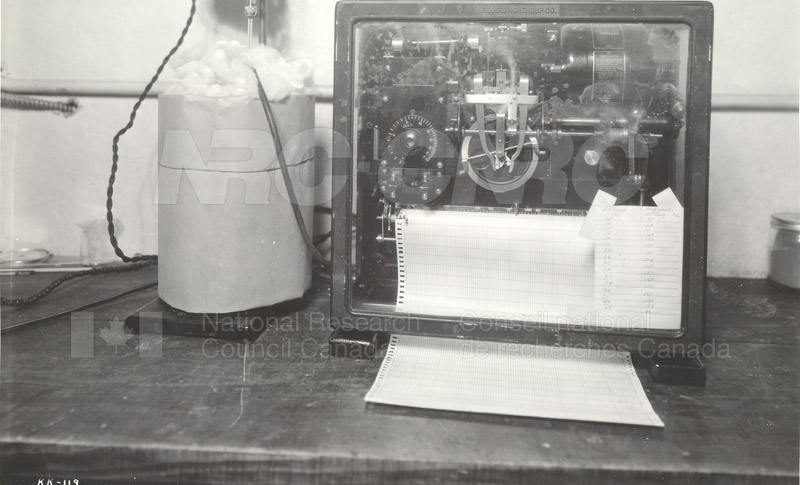 Division de chimie - appareil de recherche sur le ciment - lab Wolochow c.1932 KK-119