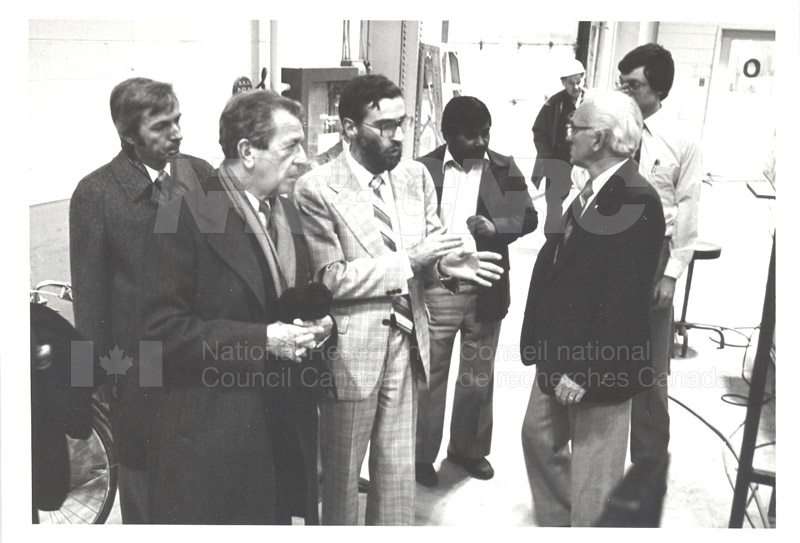 Services corporatifs - visite de l'ambassadeur français au lab d'hydraulique 1981 002