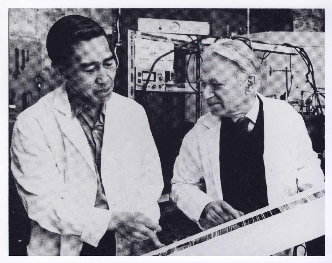 Onglet 1 : Hin Lew avec Gerhard Herzberg, spectre du H₂O⁺ (1976)