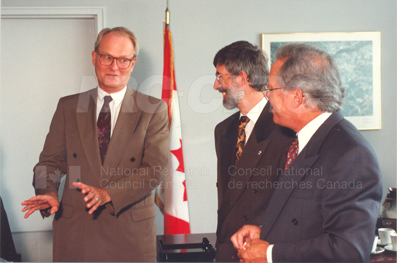 Memorandum of Understanding Signing NRC-CISTI and Agriculture & Agri-Food Canada 29 Aug. 1997 005