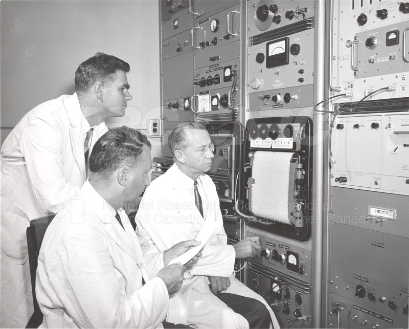 Horloge atomique - Dr Allan Mungall, Herman Doams et Ralph Bailey 1965