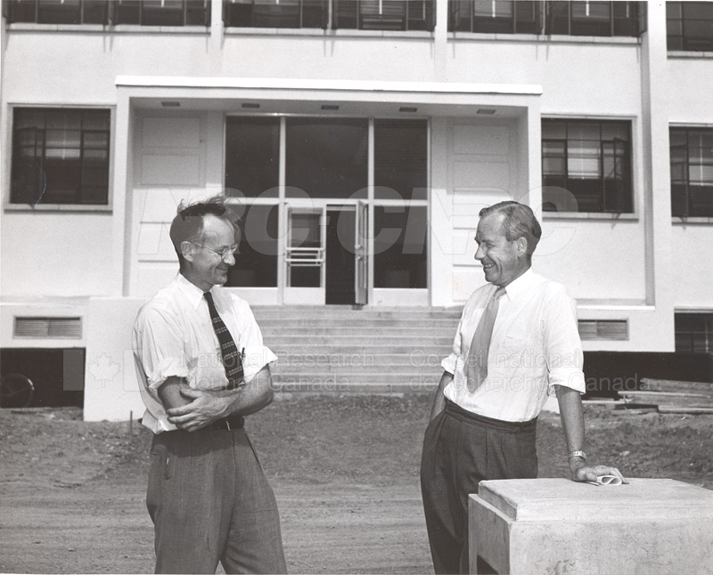 Dr. Steacie, Dr. I.E. Puddington Applied Chemistry Building no.32 1952 006