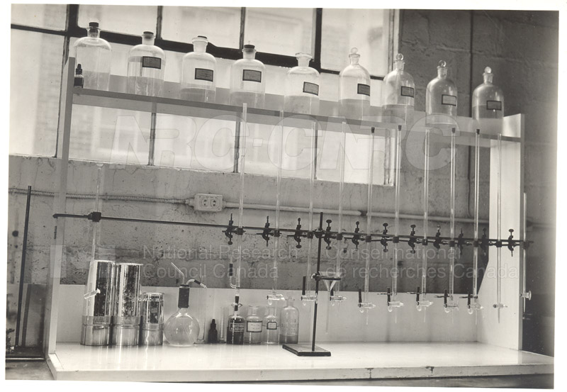 Early Laboratory Apparatus 1938 014