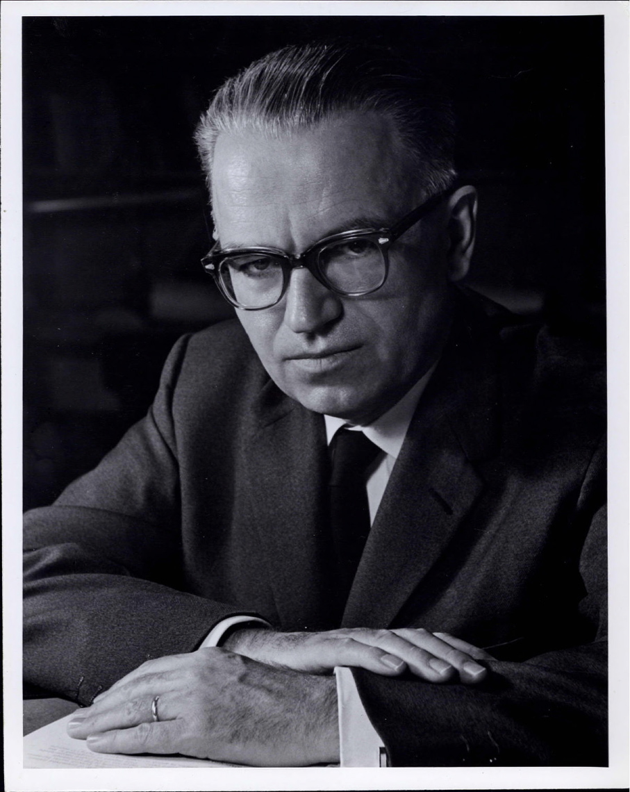 Onglet 1 : Gerhard Herzberg, directeur de la Division de physique pure, Conseil national de recherches du Canada, portrait, 1964 (pose préférée)