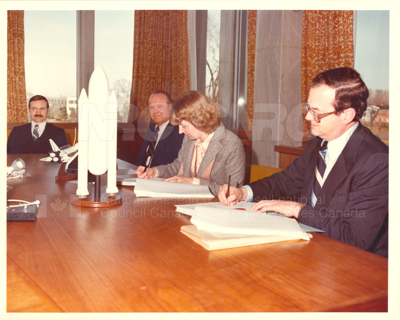 Systèmes de manipulateur à distance - cérémonie de signature de novembre 1980 005