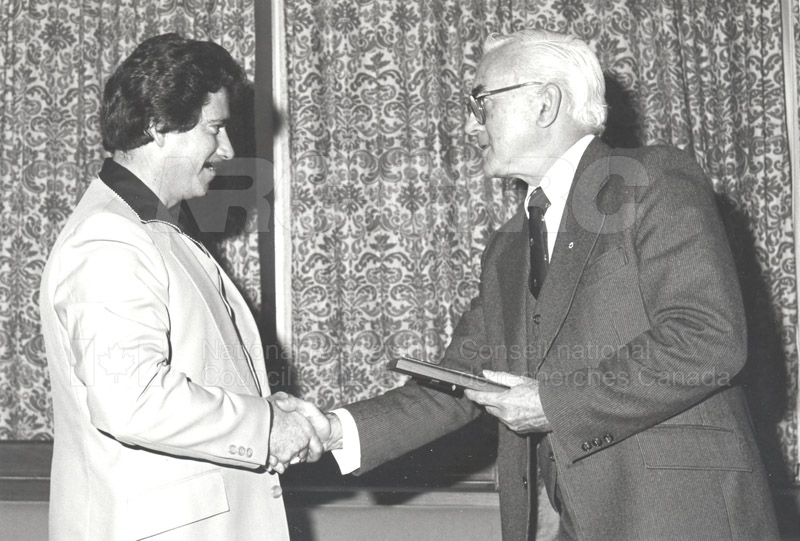 Présentation de plaques pour les 25 ans de service, 1981 007