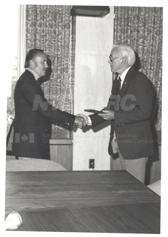 Présentation de plaques pour les 25 ans de service, 1981 067