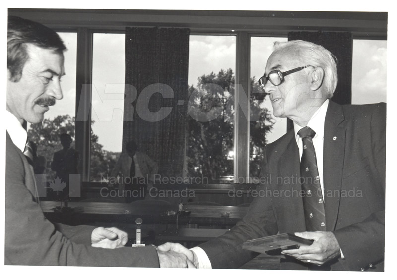 Présentation de plaques pour les 25 ans de service, 1981 076