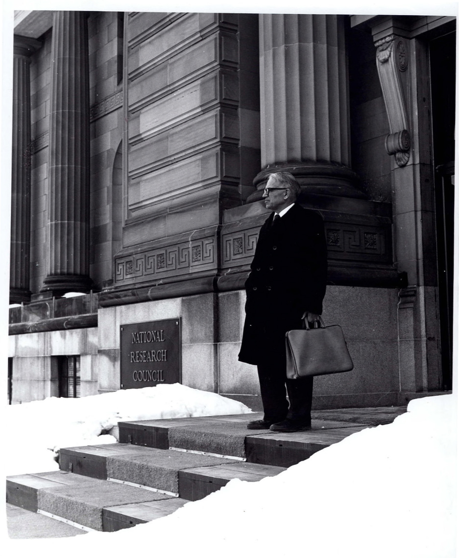 Onglet 1 : Gerhard Herzberg dans l'escalier d'entrée de l'immeuble du CNRC au 100, promenade Sussex, février 1985, photo 2