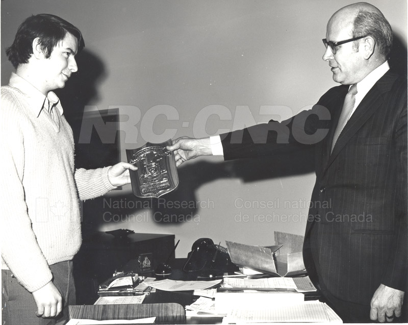 Presentation by Mr. Cumming of Award to Mr. Taylor, R&E.E. Division 1972 001