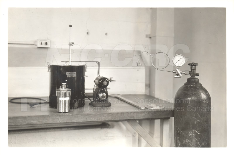 Early Laboratory Apparatus 1938 012
