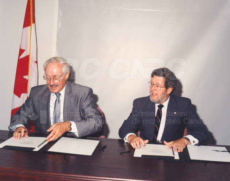 Signing of MOU for Advanced Systems Research Aircraft- 9 July 1992 004