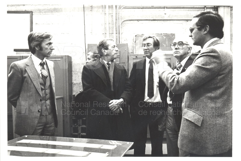 Services corporatifs - visite de l'ambassadeur français au lab d'hydraulique 1981 009