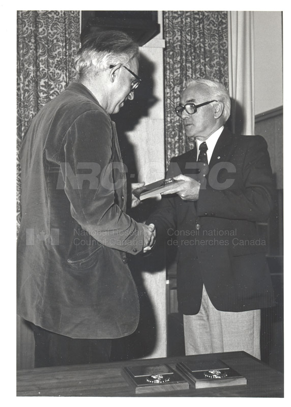 Présentation de plaques pour les 25 ans de service, 1981 038
