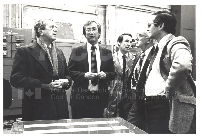 Services corporatifs - visite de l'ambassadeur français au lab d'hydraulique 1981 008