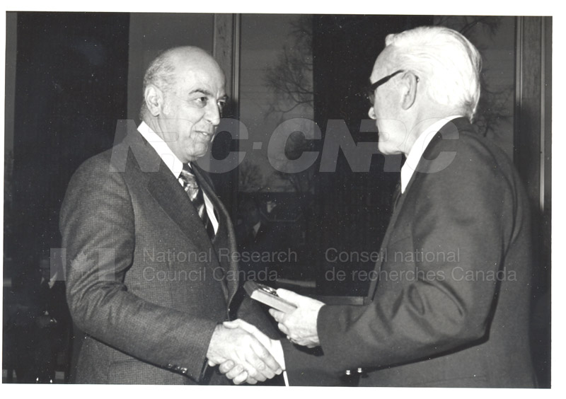 Présentation de plaques pour les 25 ans de service, 1980 015
