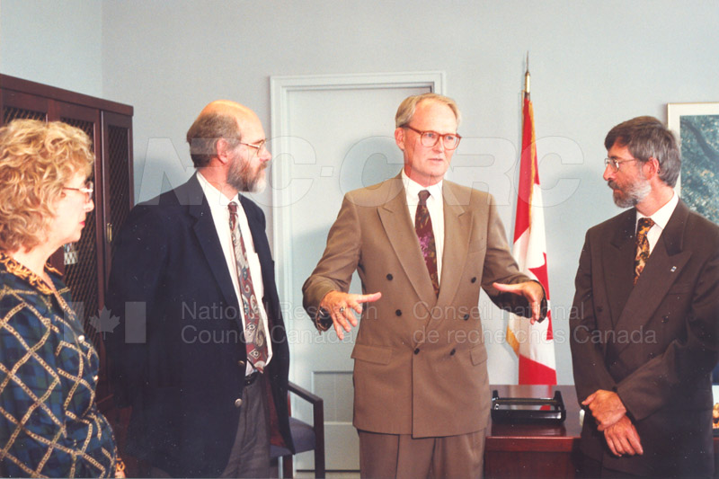 Memorandum of Understanding Signing NRC-CISTI and Agriculture & Agri-Food Canada 29 Aug. 1997 007