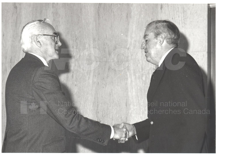 Présentation de plaques pour les 25 ans de service, 1983 053