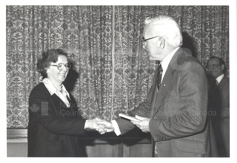 Présentation de plaques pour les 25 ans de service, 1981 002
