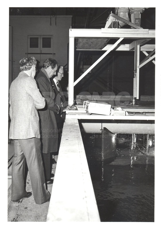 Services corporatifs - visite de l'ambassadeur français au lab d'hydraulique 1981 005