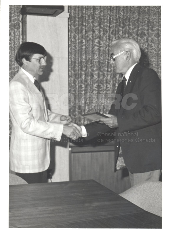 Présentation de plaques pour les 25 ans de service, 1981 068