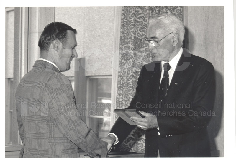Présentation de plaques pour les 25 ans de service, mai 1985 021