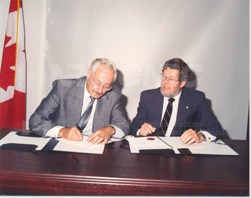 Signing of MOU for Advanced Systems Research Aircraft- 9 July 1992 005